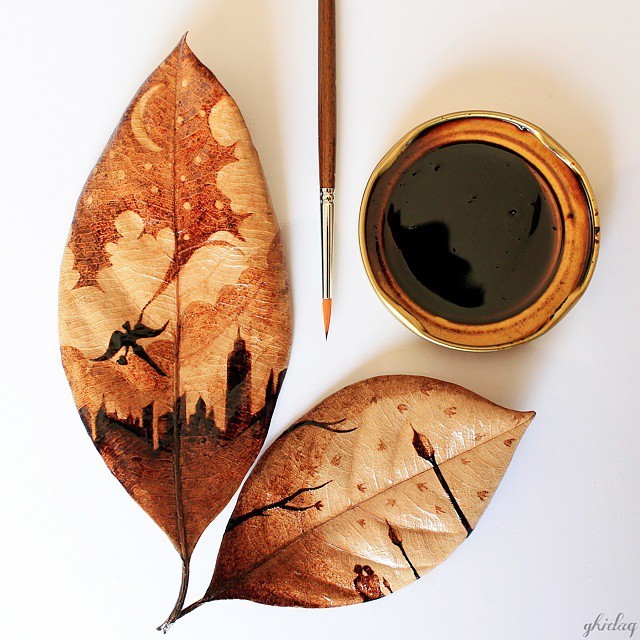 Màu của cà phê được vẽ trên nền màu tự nhiên của chiếc lá khô với ánh đỏ của màu nâu mềm mại đã tạo nên sự ấm áp cho bức tranh.